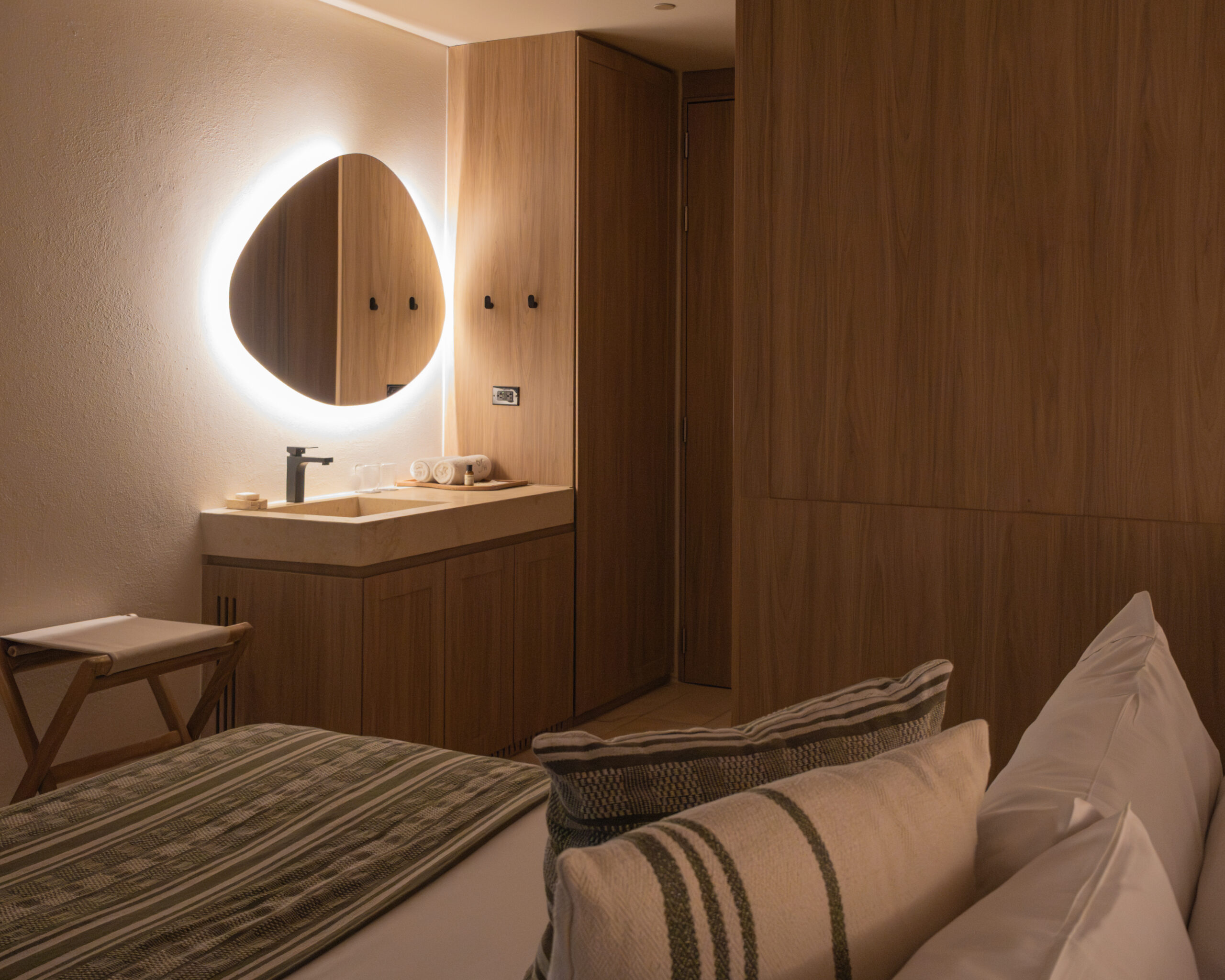 Habitaciones de OSH con luces indirectas para mejorar el descanso