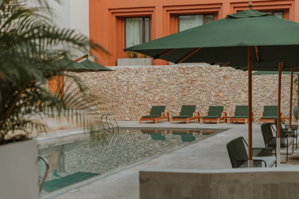 Piscina rodeada de vegetación