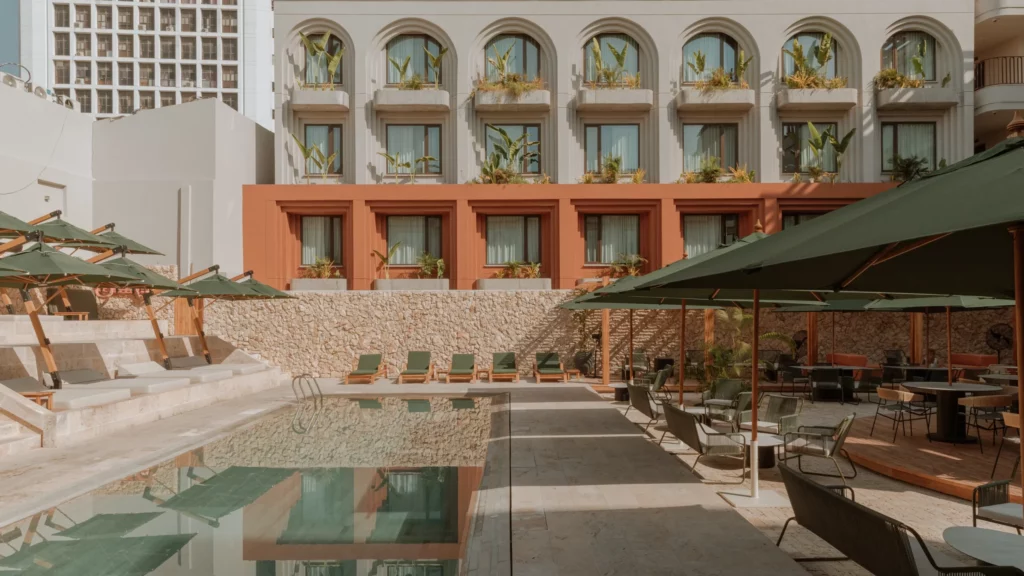 Patio central y piscina
