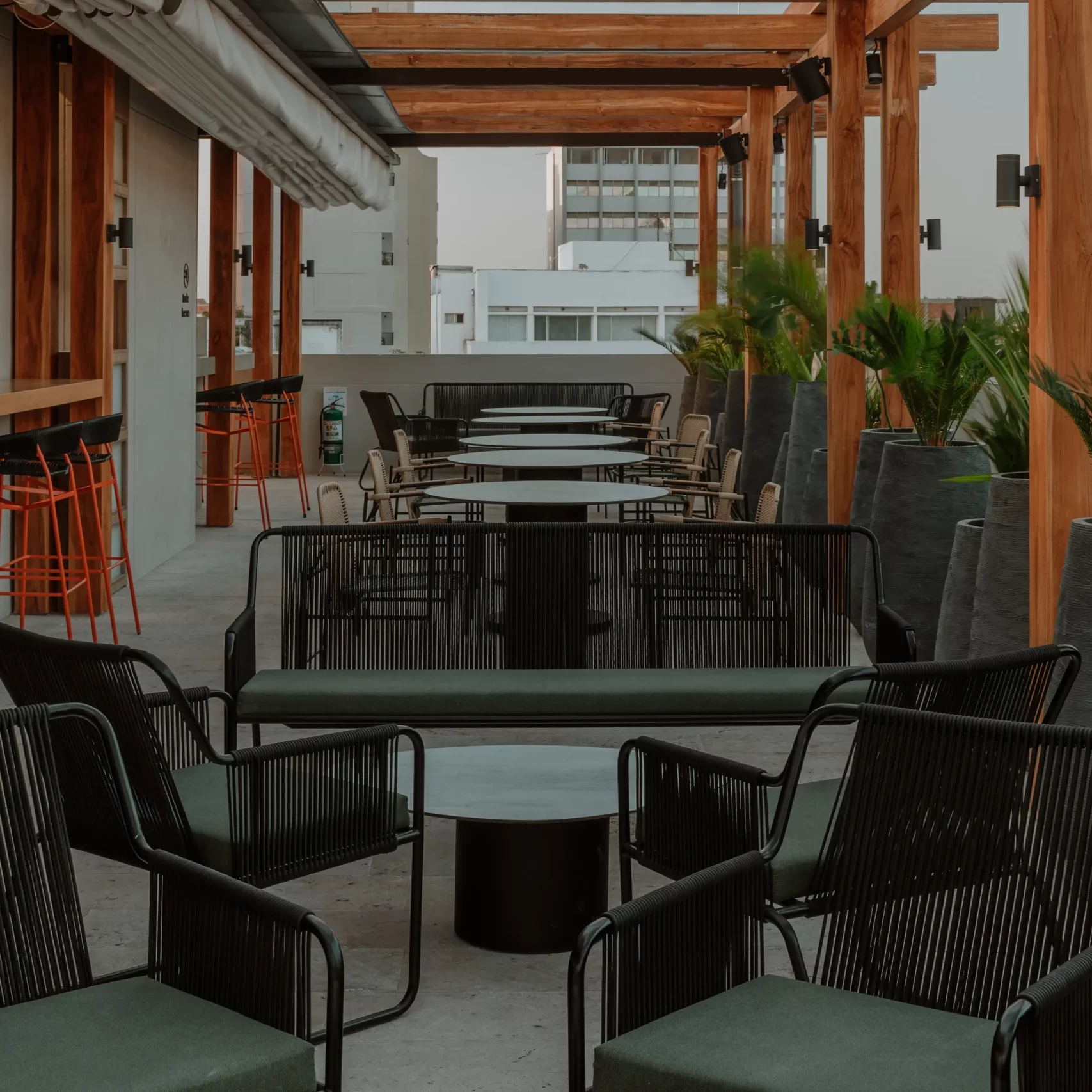 Modern lounge with sofas and greenery at OSH Hotel rooftop Cartagena
