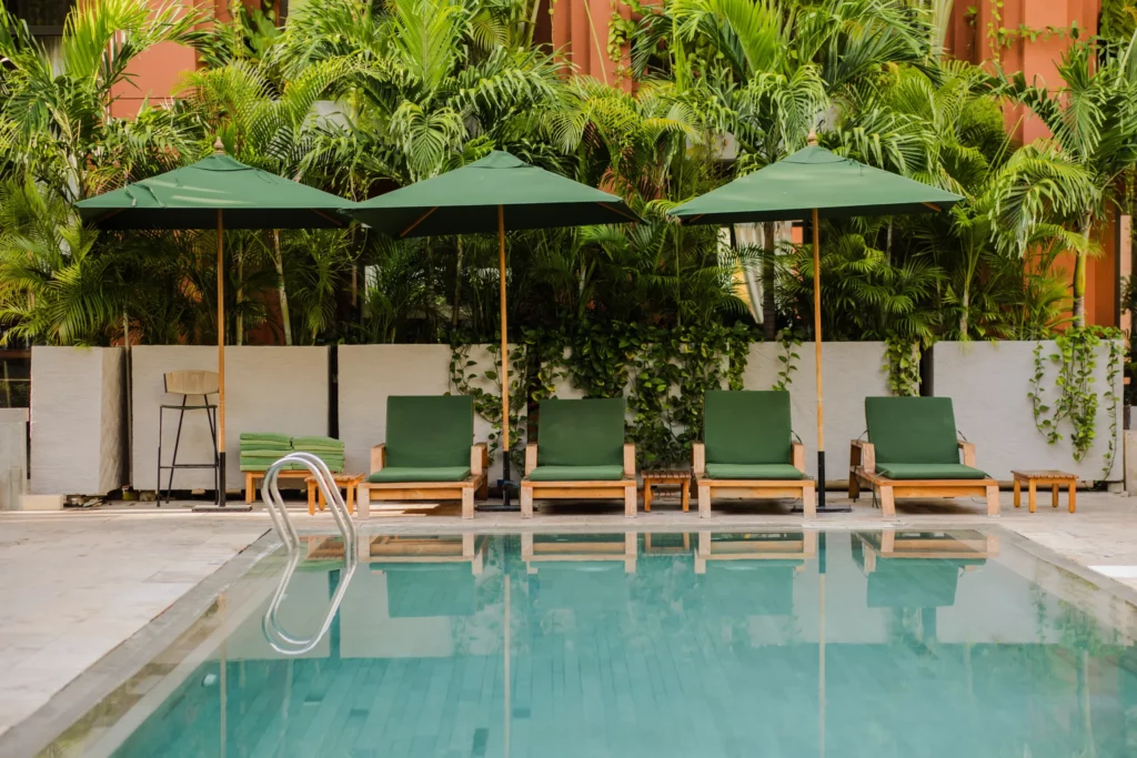 Piscina y jardín tropical