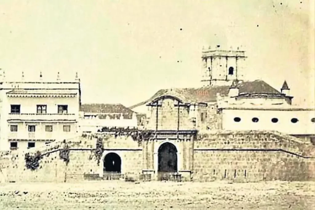 Muralha com portão e torre em Cartagena.