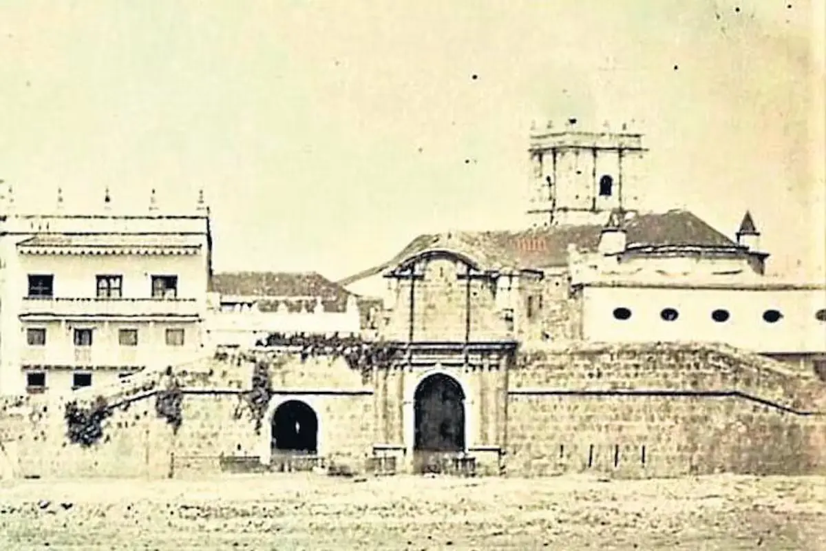 Muralla con puerta y torre en Cartagena